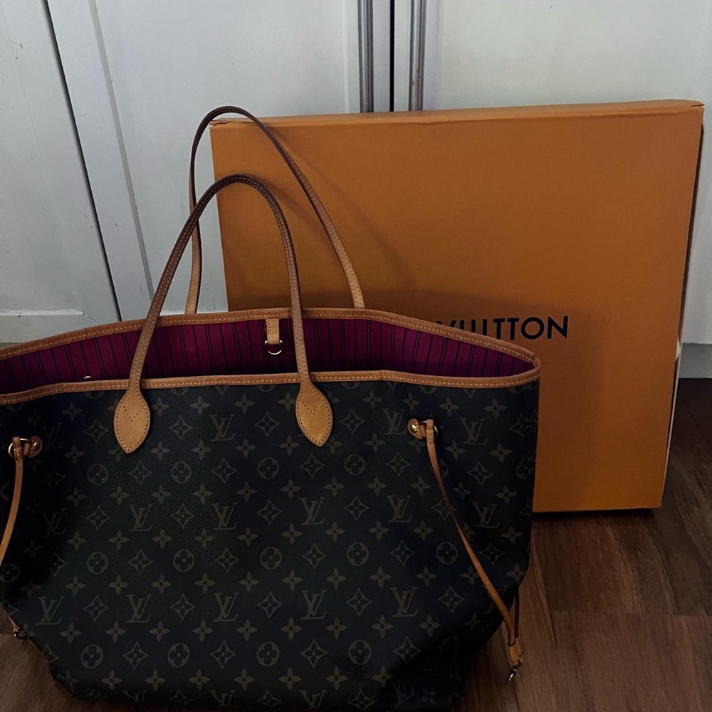 Louis Vuitton Neverfull GM. Gently used. Box, receipt and sleeper bag included.